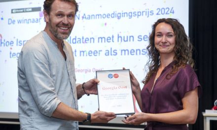 Oud SvJ-student wint ‘De Loep prijs’ met onderzoek naar trophy-foto’s van Israëlische militairen in Gaza