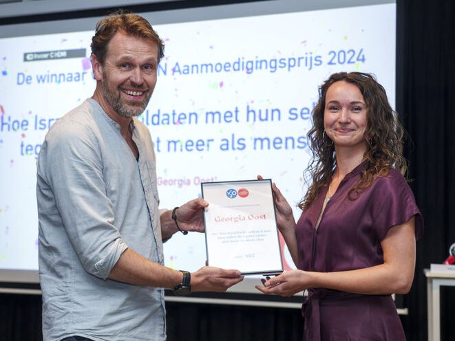 Oud SvJ-student wint ‘De Loep prijs’ met onderzoek naar trophy-foto’s van Israëlische militairen in Gaza