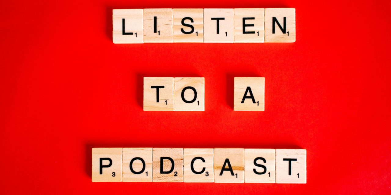 Luisteren met een journalistiek randje: jouw zomerse podcastgids