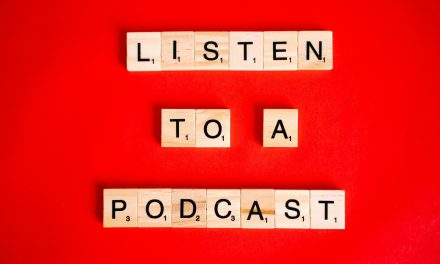 Luisteren met een journalistiek randje: jouw zomerse podcastgids
