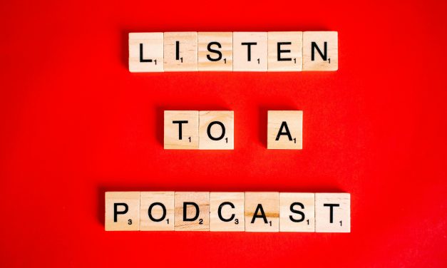 Luisteren met een journalistiek randje: jouw zomerse podcastgids