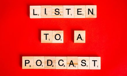 Luisteren met een journalistiek randje: jouw zomerse podcastgids