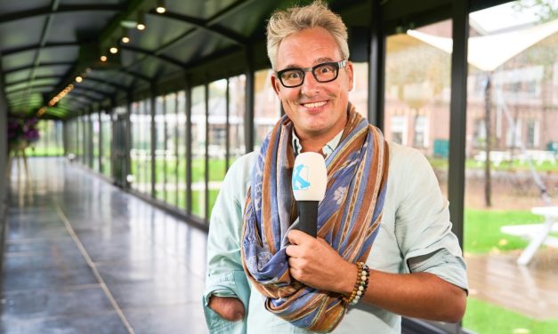 Diploma-uitreiking en oud jeugdjournaal verslaggever Tako Rietveld bij BONUS