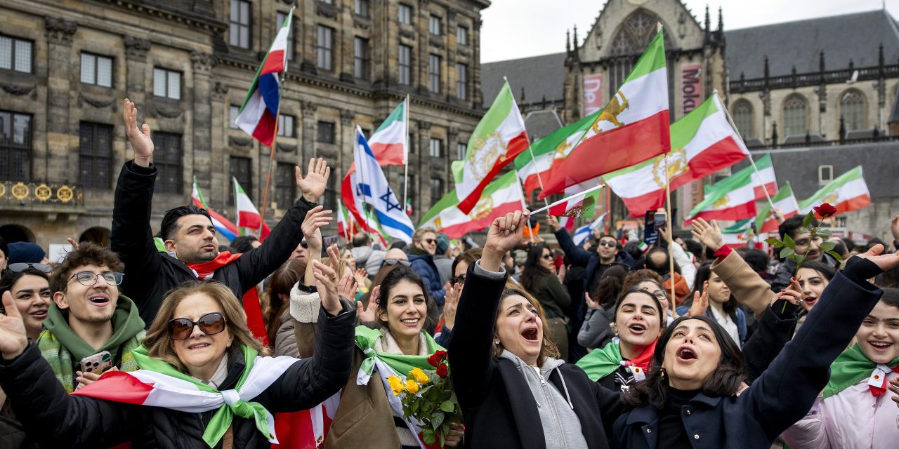 Welke producties maken studenten over de oorlog in Iran?