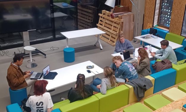 Eerstejaars op pad voor uitzending SvJ Live over gemeenteraadsverkiezingen