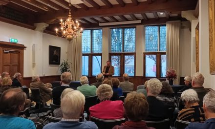 Expositie ‘Topstukken uit de Zeister Zilverindustrie’ officieel geopend in gemeentehuis