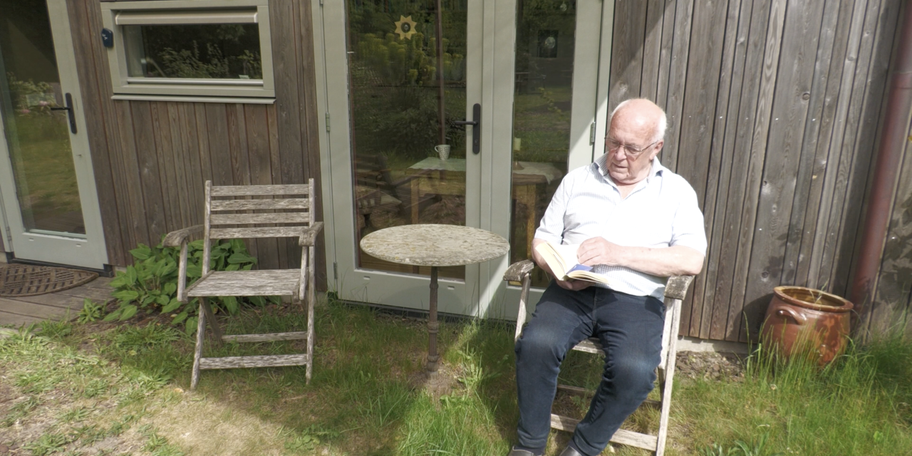 Trotse Tiny House-bewoner Ger Jue vertelt over zijn zelf ingerichte woning