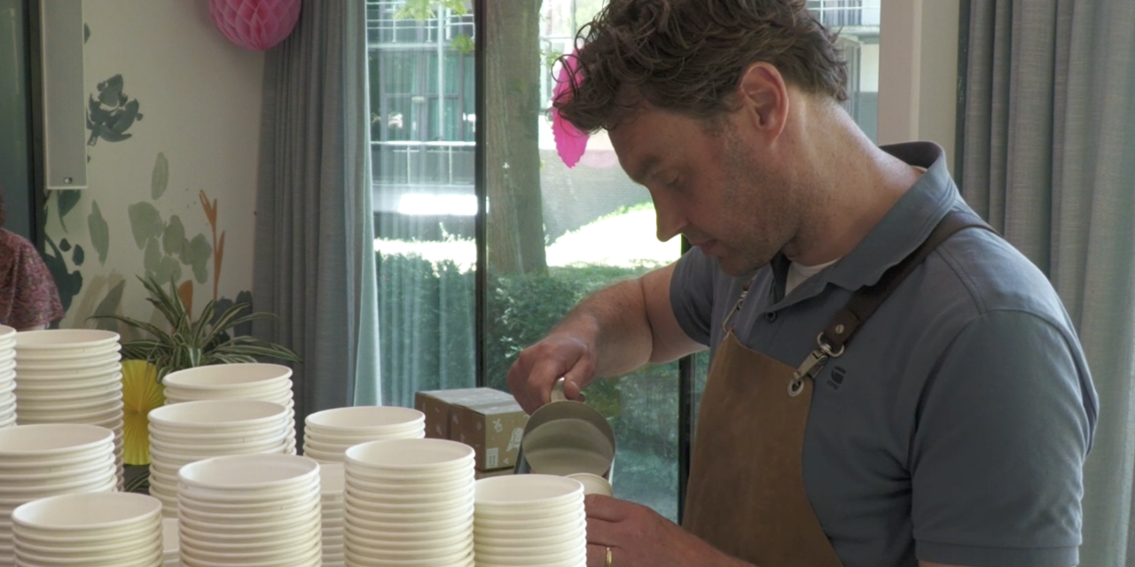 Mobiele koffiebar brengt de koffie naar de klant