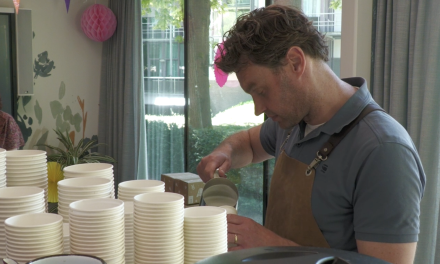 Mobiele koffiebar brengt de koffie naar de klant