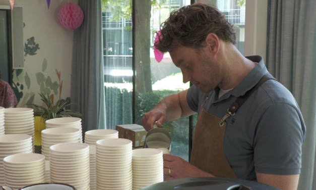 Mobiele koffiebar brengt de koffie naar de klant
