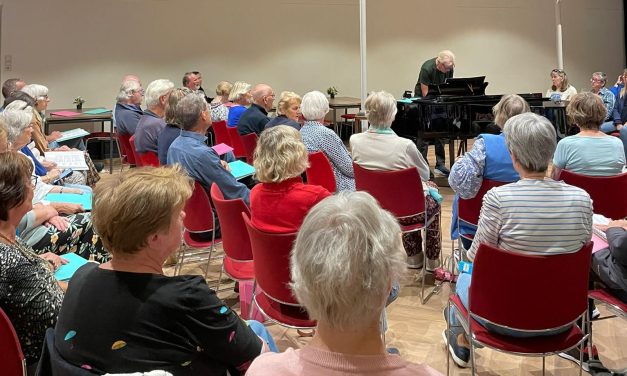 Senioren in Zeist zijn terug met de grootste hits in het meezingcafé
