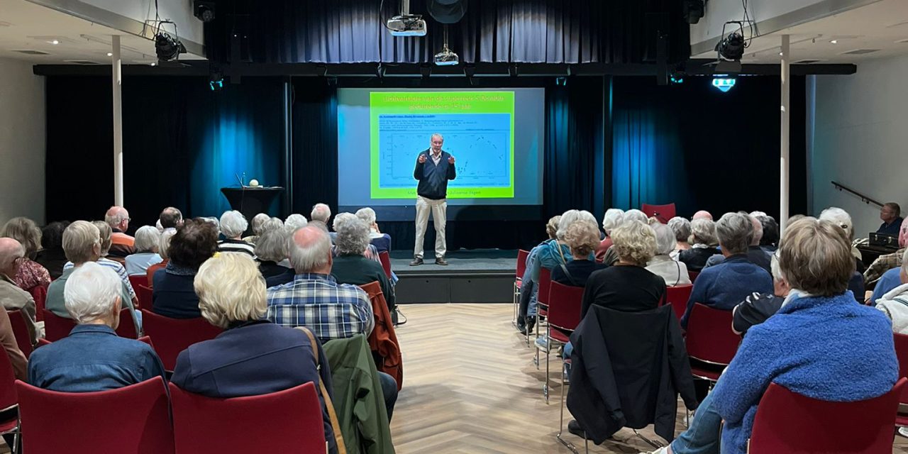 ‘Ik hoop hier zo lang mogelijk mee door te gaan, want ik geniet ervan.’ Emeritus Hoogleraar Henny Lamers over de educatie en bestuderen van ons heelal