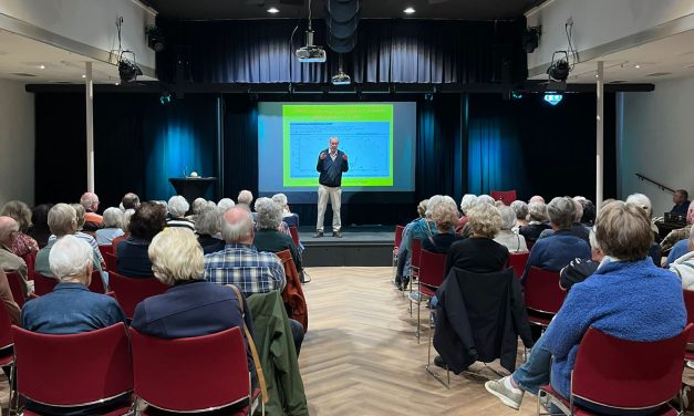 ‘Ik hoop hier zo lang mogelijk mee door te gaan, want ik geniet ervan.’ Emeritus Hoogleraar Henny Lamers over de educatie en bestuderen van ons heelal