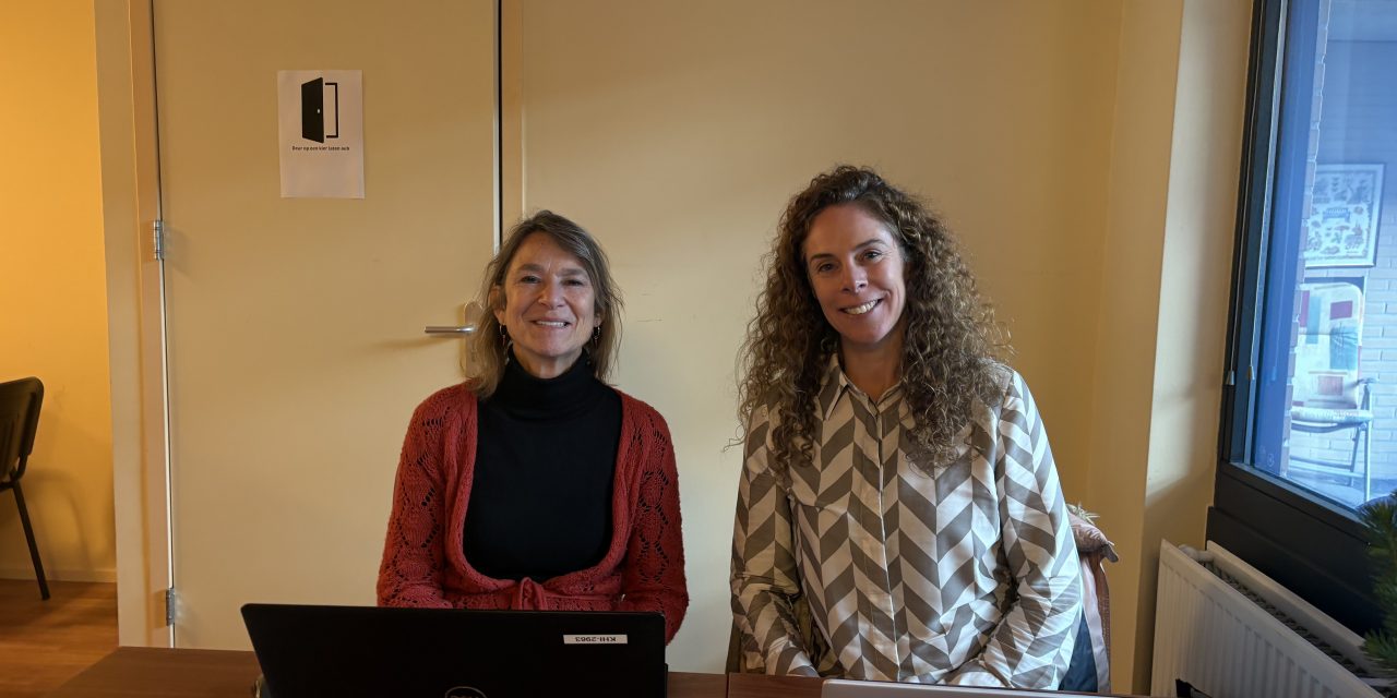 ING-medewerker helpt met digitale vragen in DigiCafe tijdens Week van Digitale Inclusie