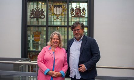 Zeist Lokaal flyert voor het behoud van de Klinker en de Markt