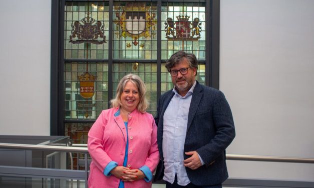 Zeist Lokaal flyert voor het behoud van de Klinker en de Markt