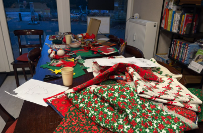 Kerstthema zorgt voor grotere opkomst in het handwerkcafé de Huiskamer