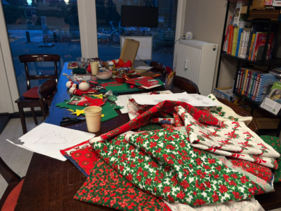 Kerstthema zorgt voor grotere opkomst in het handwerkcafé de Huiskamer