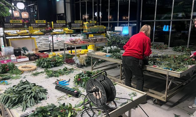 Kerstkransenworkshop bij Abbing draait vooral om een gezellige avond