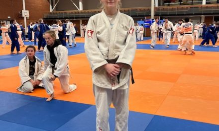 Doldenaar Fayth Bakker in actie op het NK Judo