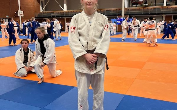 Doldenaar Fayth Bakker in actie op het NK Judo