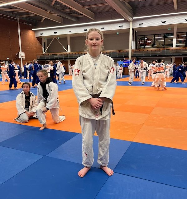 Doldenaar Fayth Bakker in actie op het NK Judo
