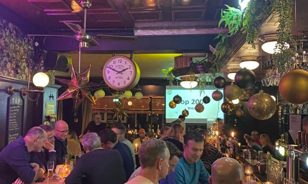 Van hobby naar volle zalen: Top 2000 quiz valt in de smaak bij Zeistenaren.