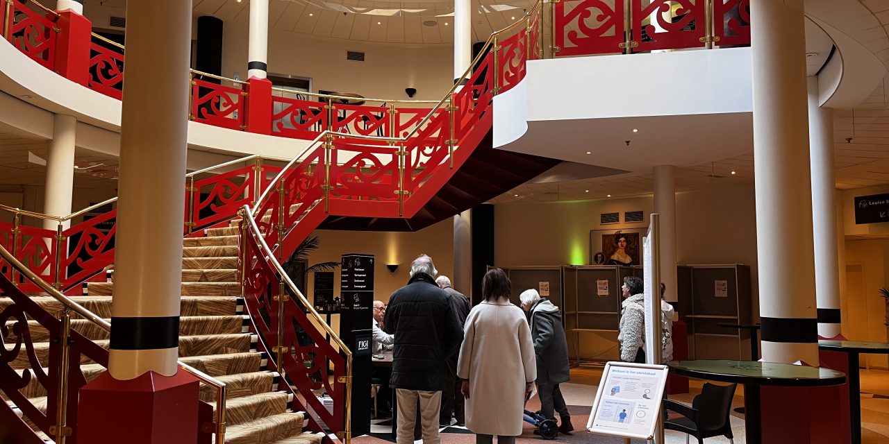 De mensen achter het stemlokaal