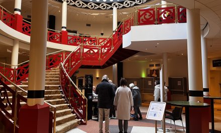 De mensen achter het stemlokaal