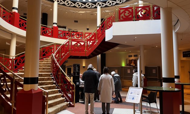 De mensen achter het stemlokaal