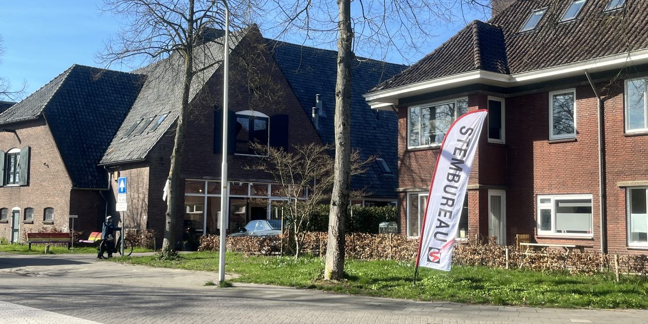 Stembureau tussen schilderijen en theaterlichten trekt nieuwe bezoekers naar De CultuurHoek