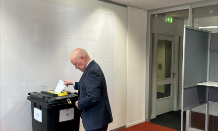 Burgemeester stemt in nieuw stembureau in oud ING-kantoor in Bunnik: ‘Ga stemmen, anders gaat je stem verloren’