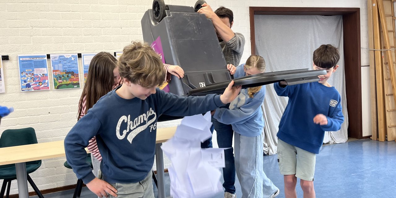 Leerlingen van basisschool De Ladder ontdekken democratie tijdens landelijke Kinderverkiezingen
