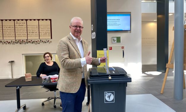 Lijsttrekker VVD Walter van Dijk brengt 600ste stem uit in gemeentehuis