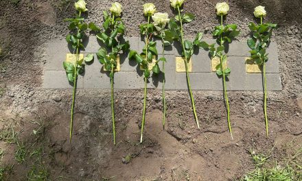 Zestien struikelstenen onthuld in Zeist: “Je bent pas dood als je naam niet meer genoemd wordt”