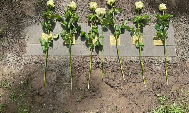 Zestien struikelstenen onthuld in Zeist: “Je bent pas dood als je naam niet meer genoemd wordt”