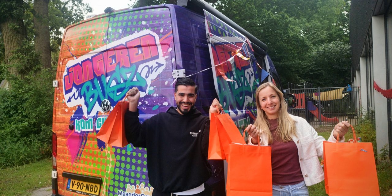 Jonge mantelzorgers worden met cadeautasje in het zonnetje gezet