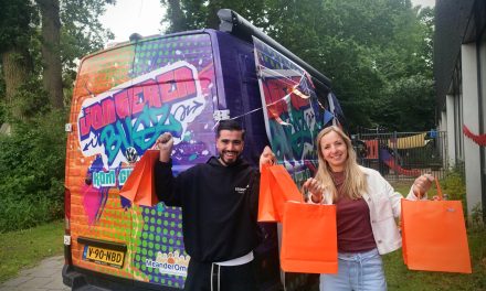 Jonge mantelzorgers worden met cadeautasje in het zonnetje gezet