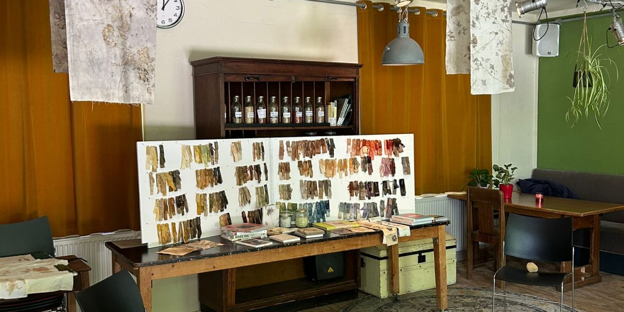 Eco-printworkshop in kader van expositie ‘In ontmoeting met plek, plant en mens’ in Beauforthuis