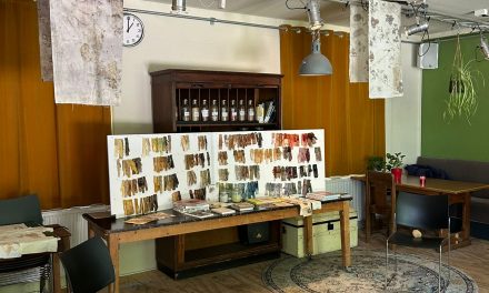 Eco-printworkshop in kader van expositie ‘In ontmoeting met plek, plant en mens’ in Beauforthuis